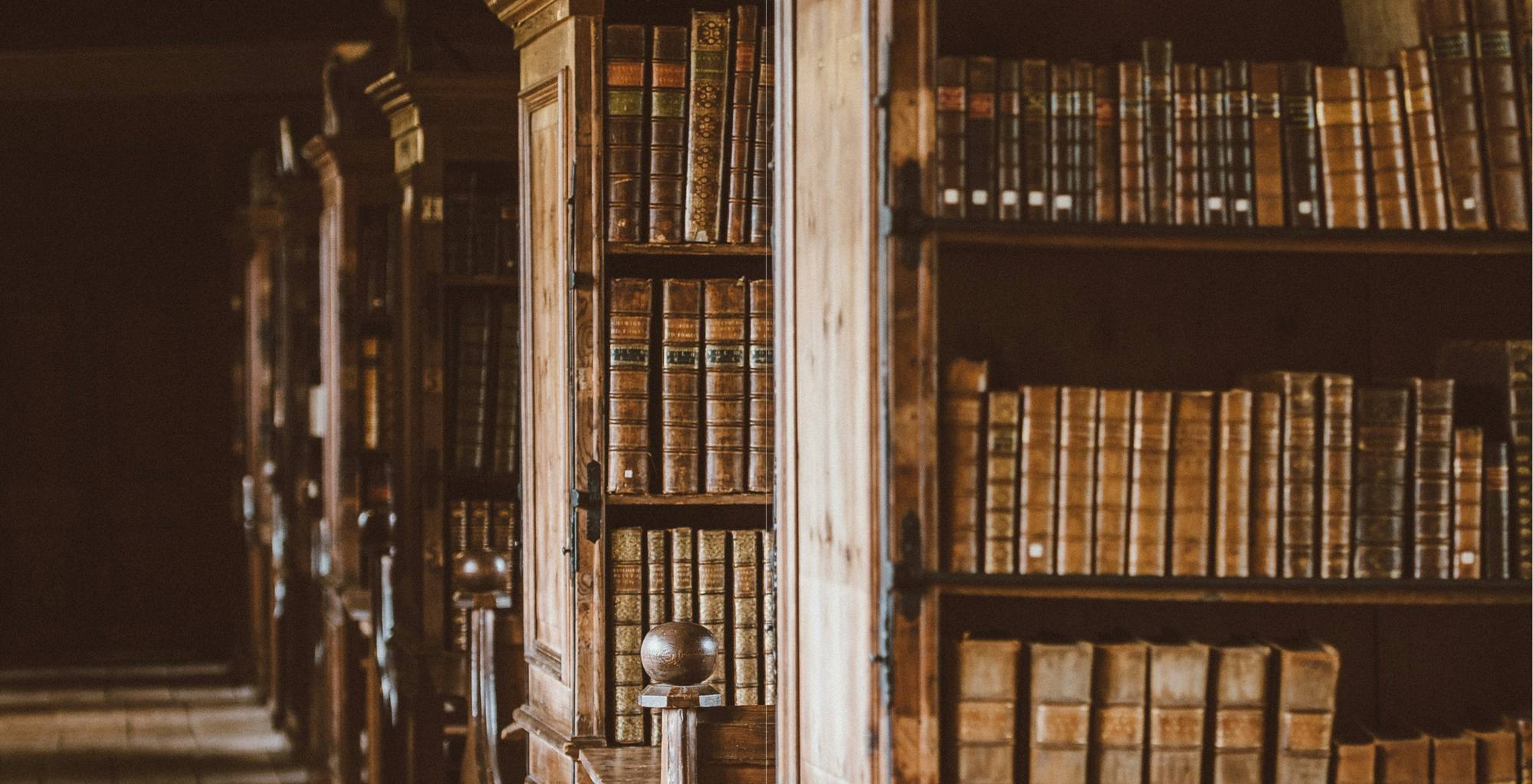 Estantes de una biblioteca con libros antiguos encuadernados en cuero